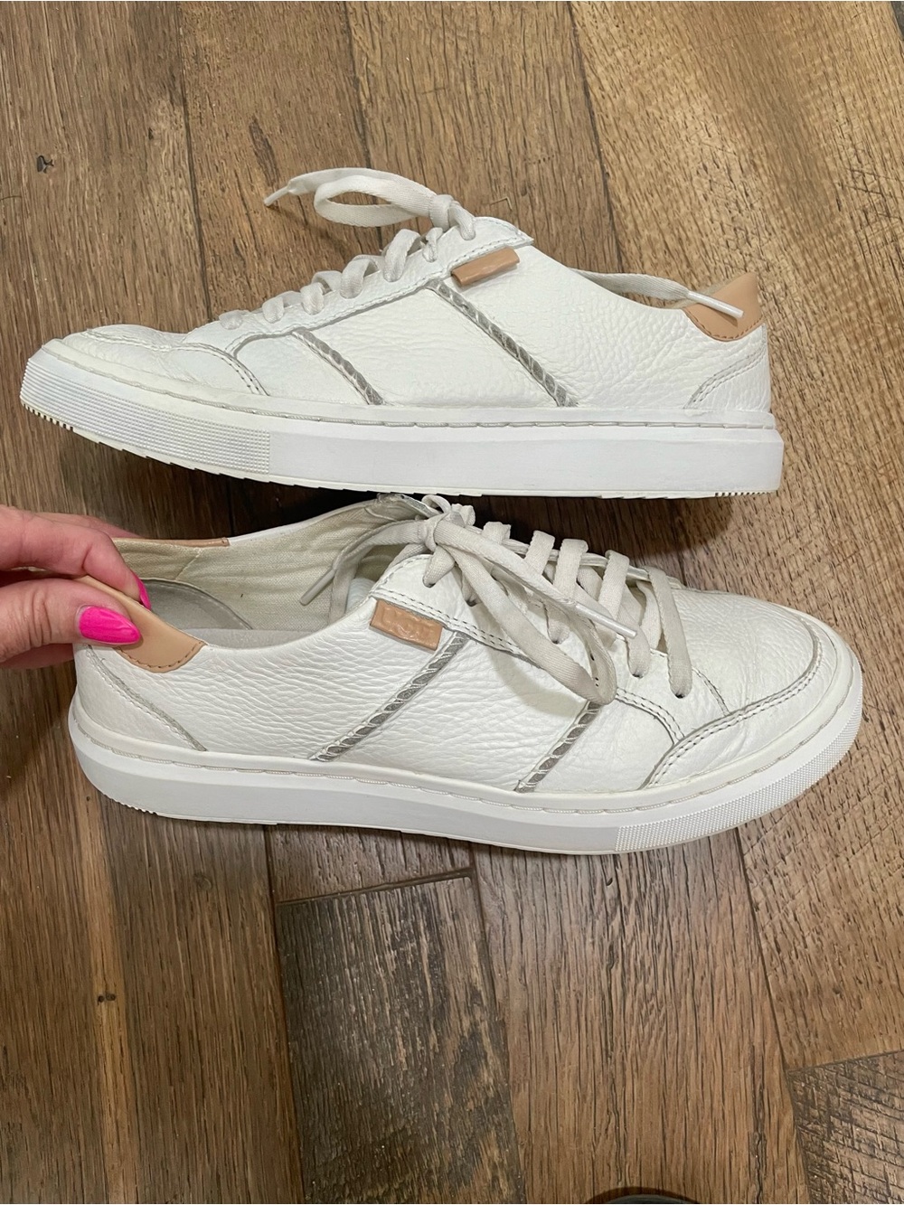 Ugg Leather athletic shoes sneakers Wm 7.5